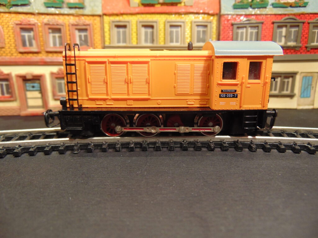 02631 Tillig V 36 Orange / schwarz BR 103 033-7 der DR mit Rechteckmotor