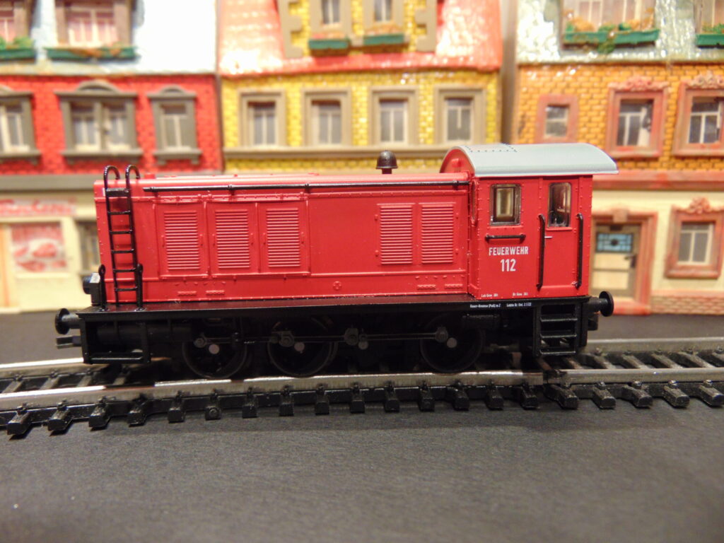 Tillig 502410 Diesellok V36 Feuerlöschzug Clubmodell 2022 Hersteller: 	Tillig Spurgröße: 	TT Gattung: 	Diesellok Bahngesellschaft: 	Sonstige Epoche: 	III-VI Stromsystem: 	2L-Gleichstrom (DC) Digital: 	nein Sound: 	nein Schnittstelle: 	NEM651 Beleuchtung: 	Lichtwechsel: weiß Kupplungssystem: 	Kupplungsschacht nach NEM mit KK-Kinematik