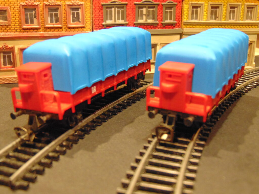 Planenwagen TT rotbraun hellblaues Dach BTTB