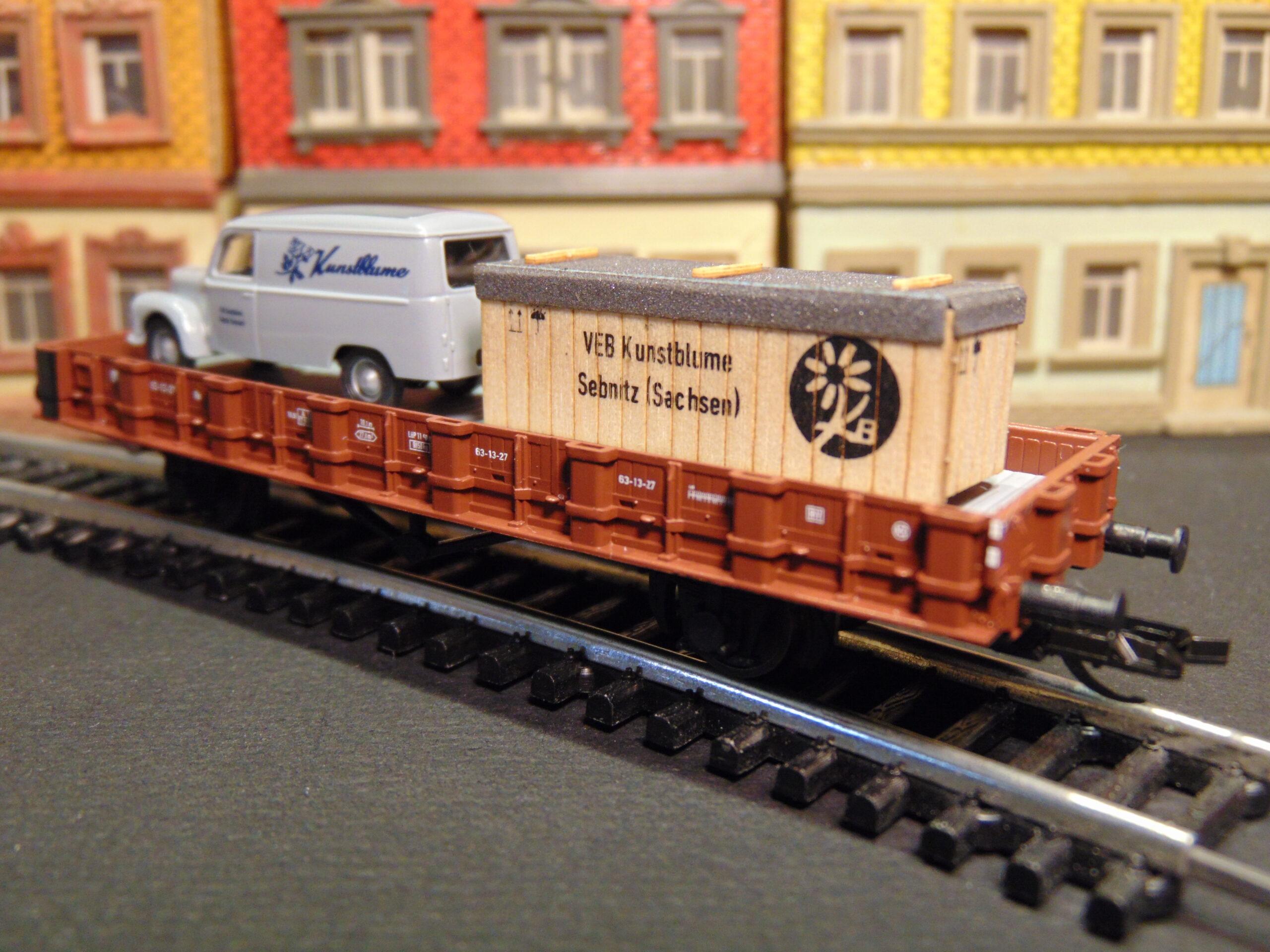 Tillig 501946 TT Rungenwagen R mit Framo Kunstblume Holzkiste DR Ep.3